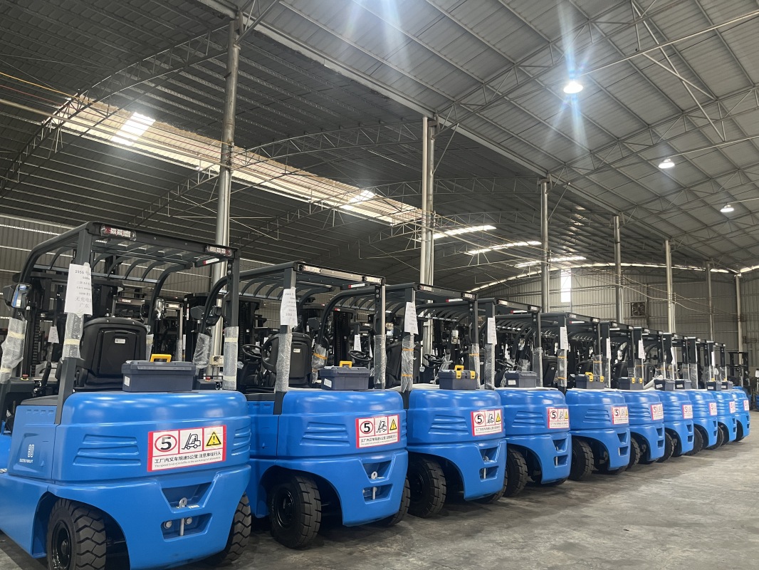 Attachment options of fulfillment center forklift for different goods types