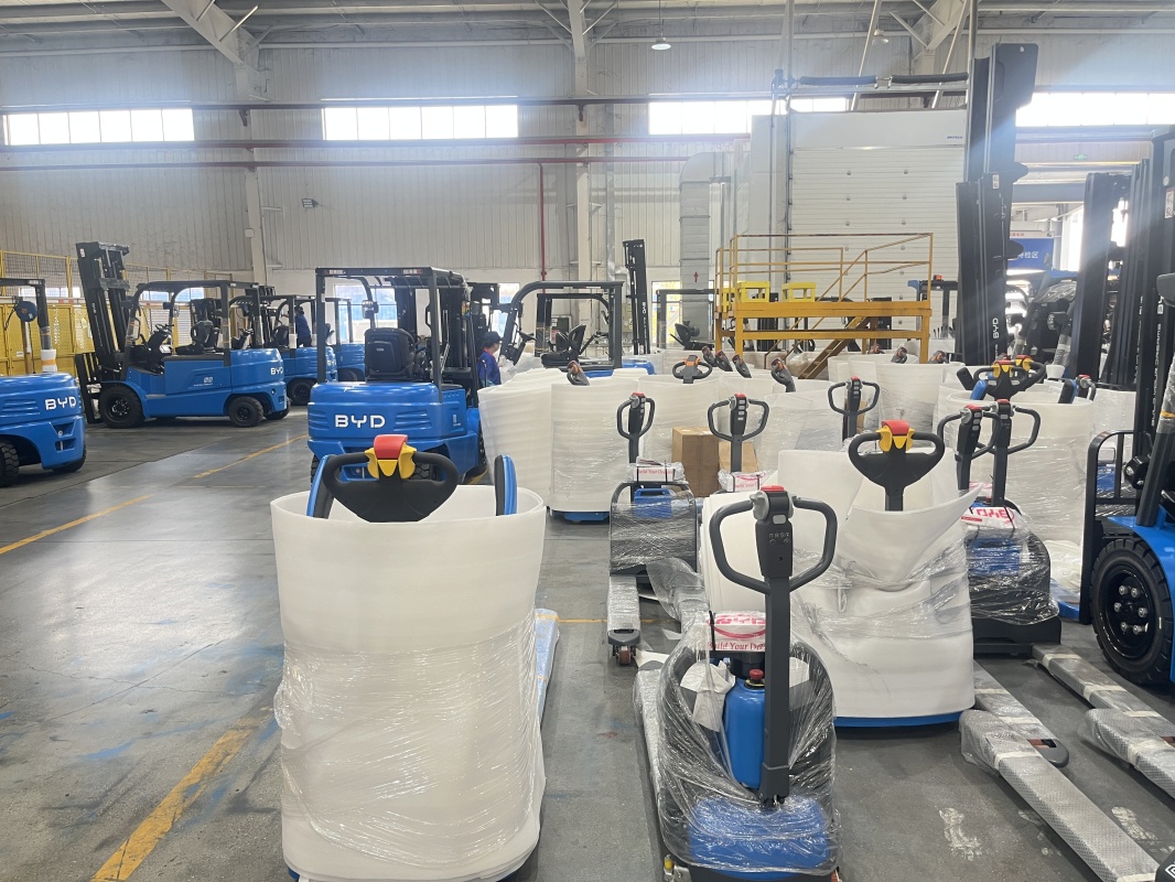 Forklift battery comparison: environment
