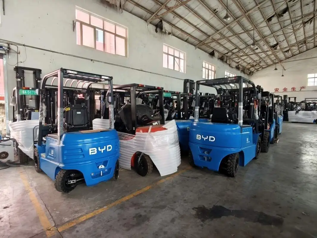 تمت ترقية تخزين الرف ثلاثي الأبعاد ، وتلتقط الرافعة الشوكية الأمامية BYD RTR20 ا