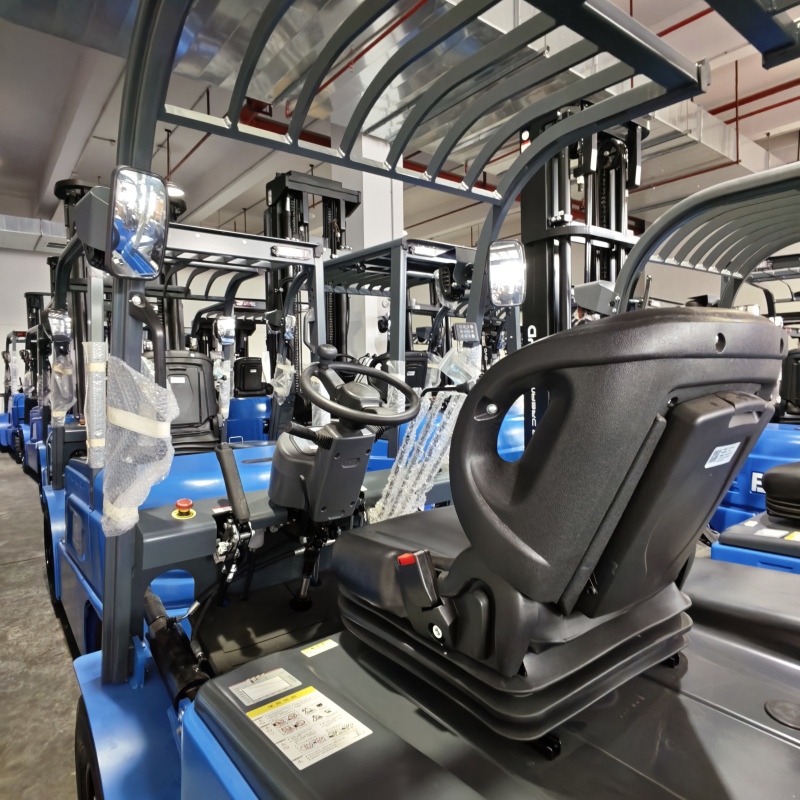 What makes LiFePO4 forklift a stable option for long-hour working scenarios(Image1)