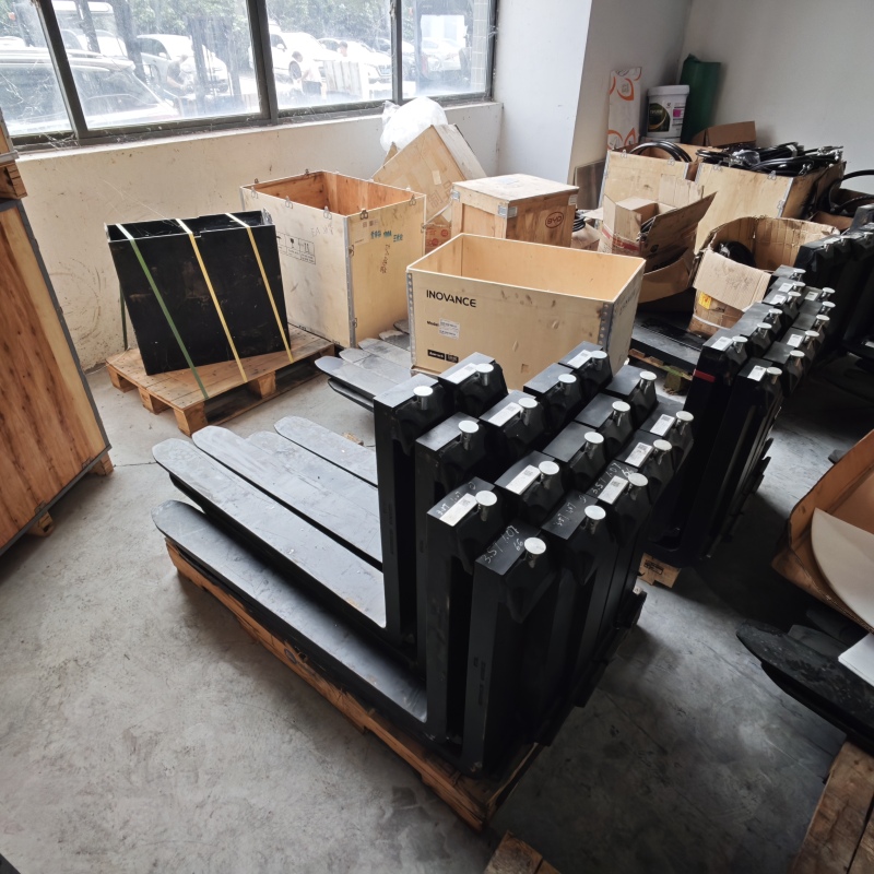 How fulfillment center forklift supports split-case picking workflows