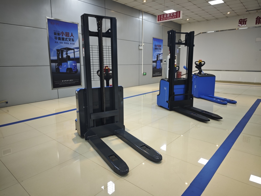 How electric pallet jack works with racking systems in warehouses(Image1) How electric pallet jack works with racking systems in warehouses(Image1)