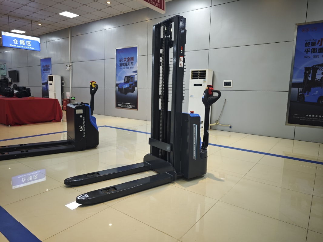 What to notice about battery charging for walkie pallet truck(Image1) What to notice about battery charging for walkie pallet truck(Image1)