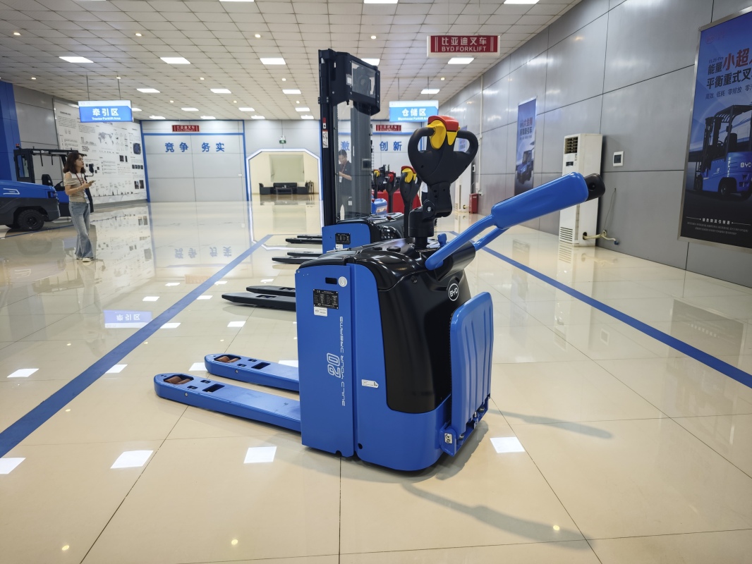 How walkie pallet truck supports temporary goods transfer in logistics sites(Image1) How walkie pallet truck supports temporary goods transfer in logistics sites(Image1)