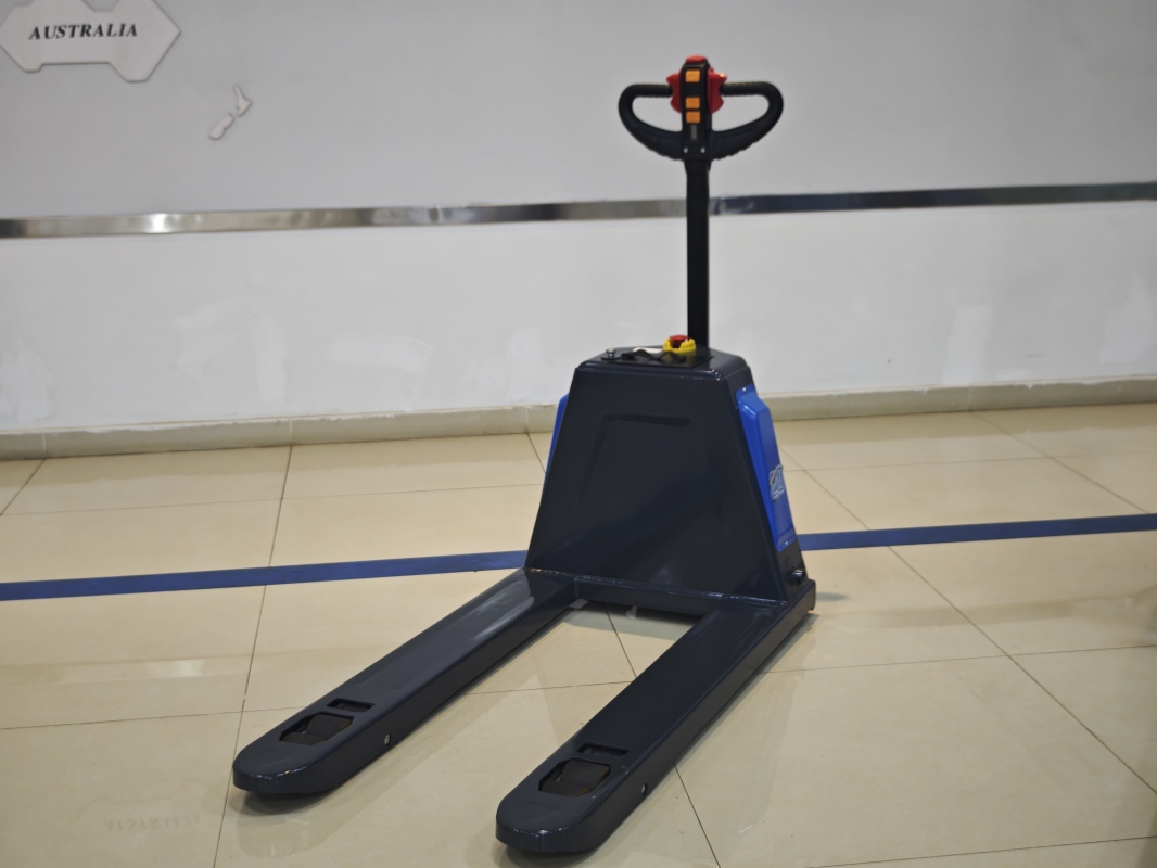 How electric forklift for warehouse adap