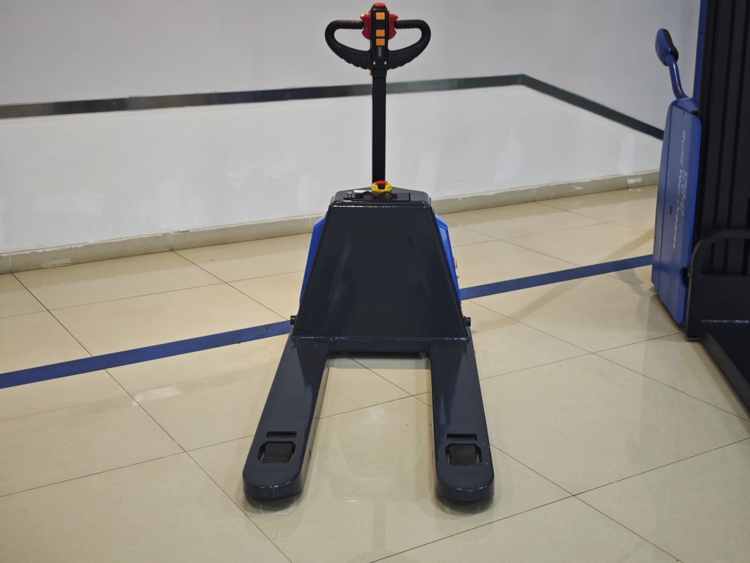 How walkie pallet truck reduces labor intensity in pallet moving tasks(Image1)