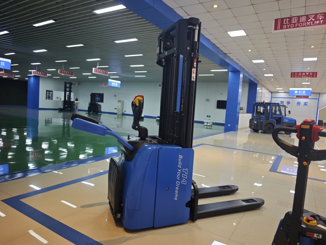 How opportunity charging forklift improv
