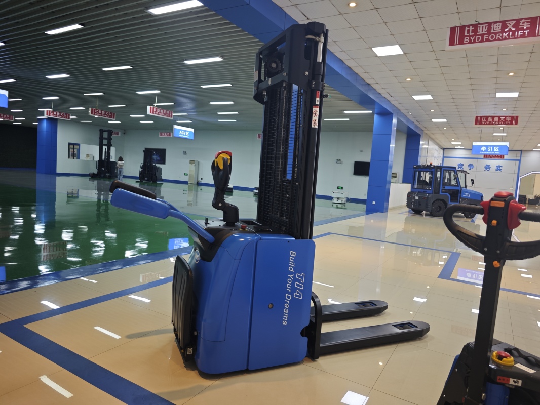 Key parameters of high lift electric forklift for procurement evaluation