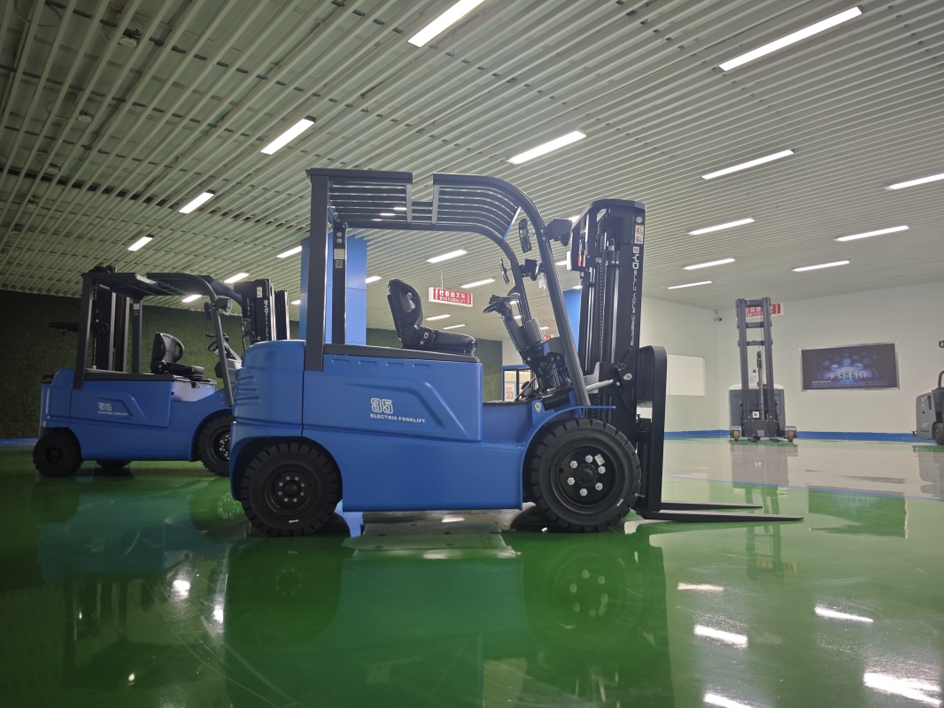 Forklift battery comparison: compatibili