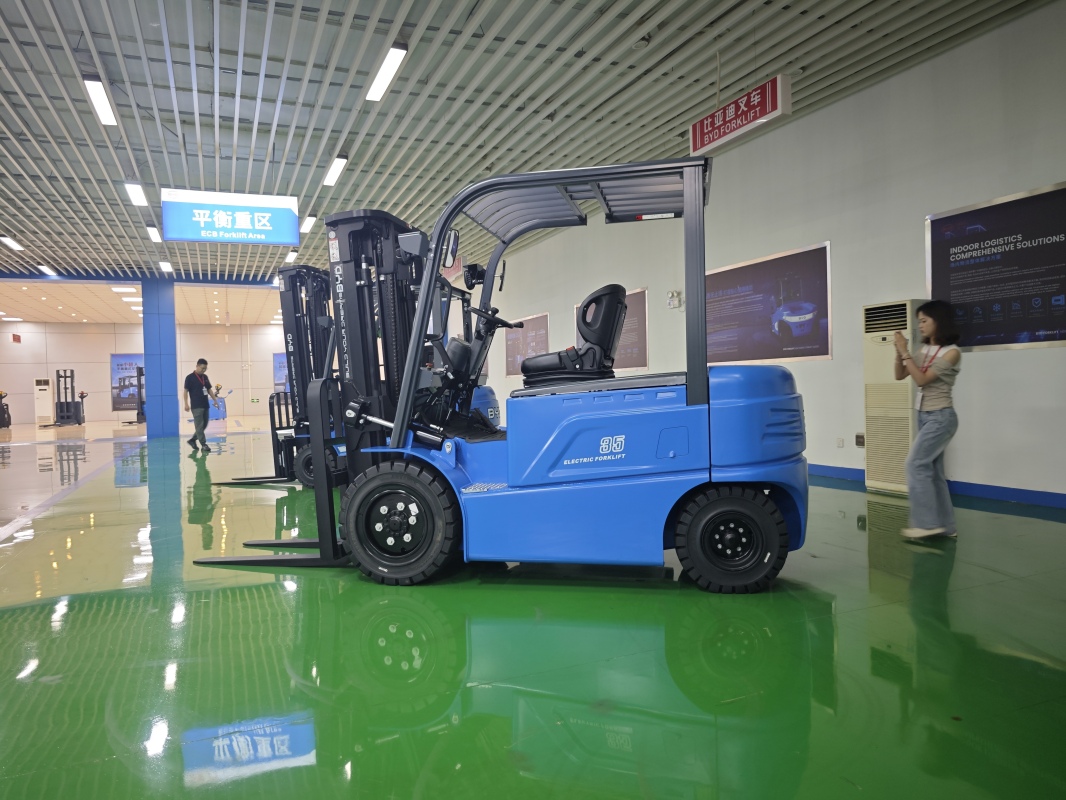 Load adaptation of forklift for online retail warehouse to various packages