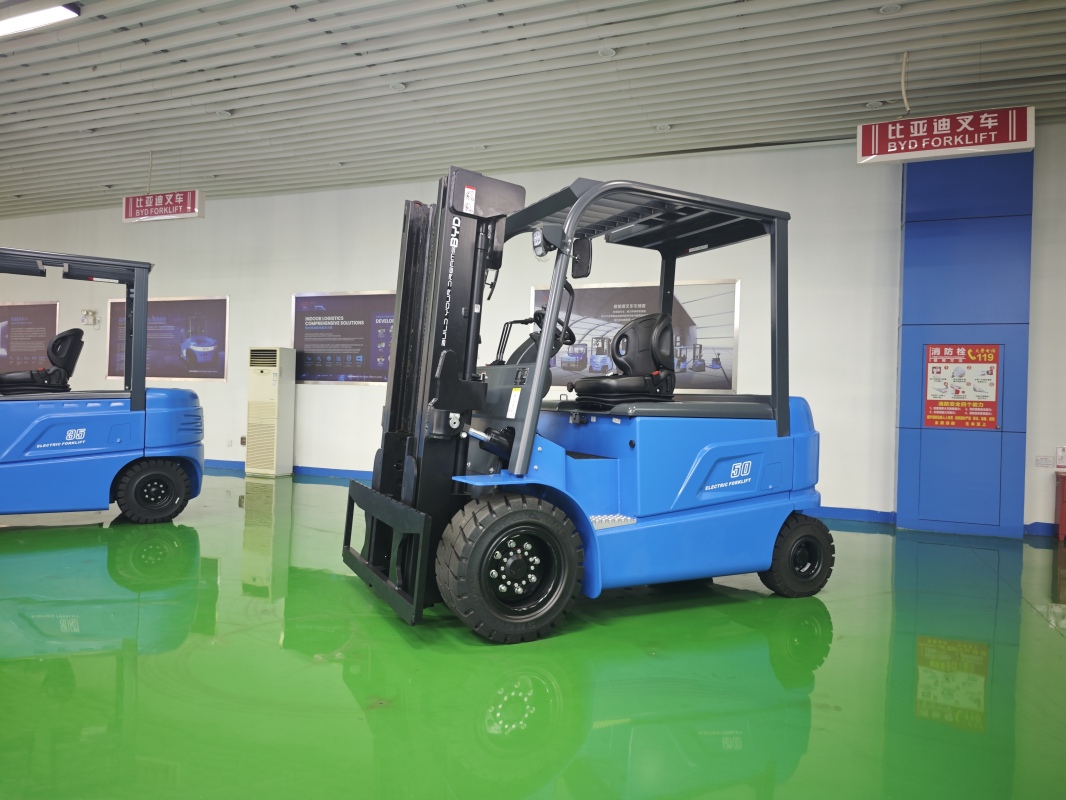 How electric stacker adapts to narrow aisle stacking operations