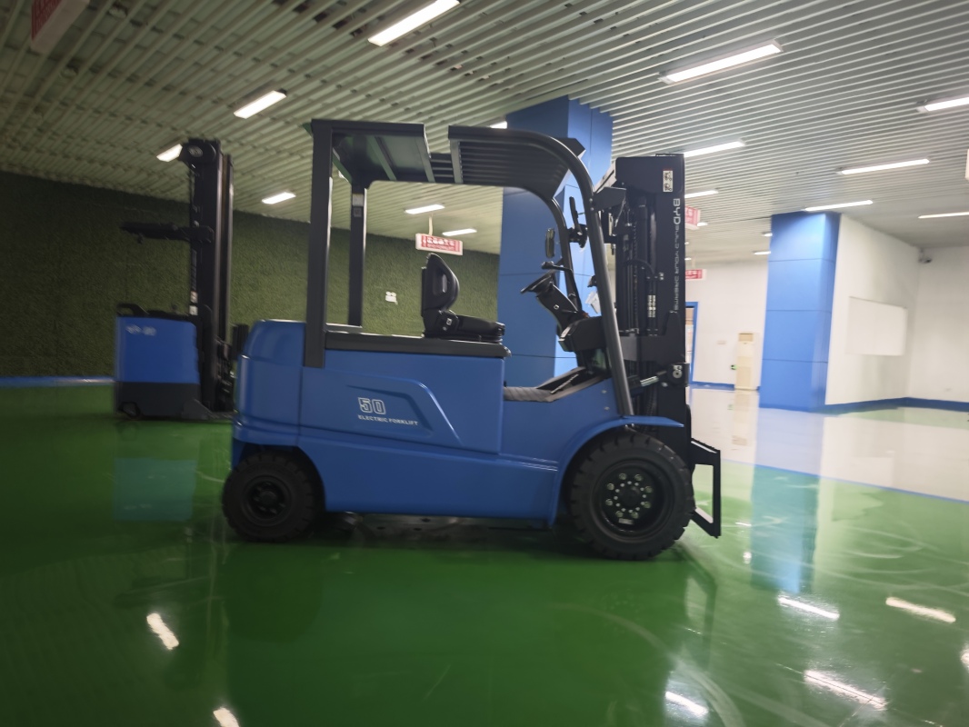 Flexible operation performance of 2.5 ton 3 wheel electric forklift