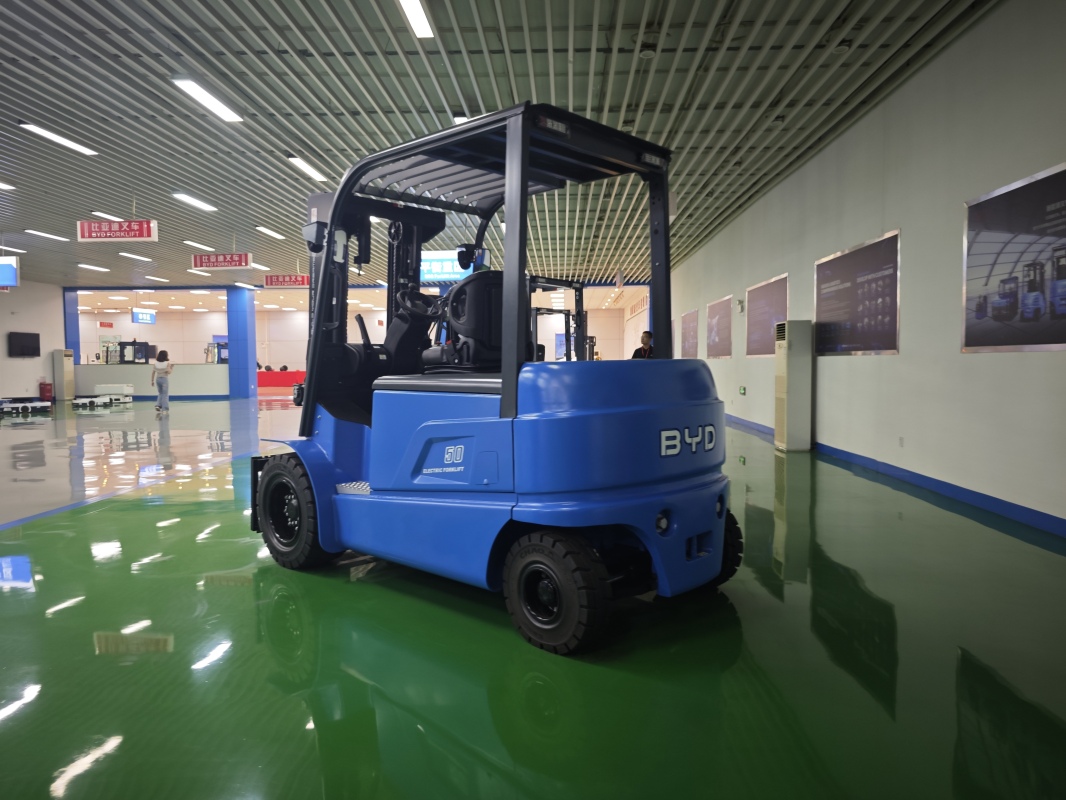 What to notice about maneuverability of narrow aisle reach truck