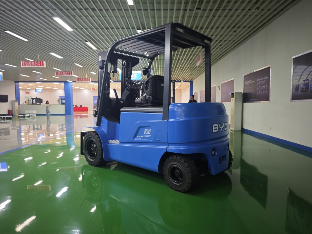 How electric stacker forklift supports order picking at lower levels