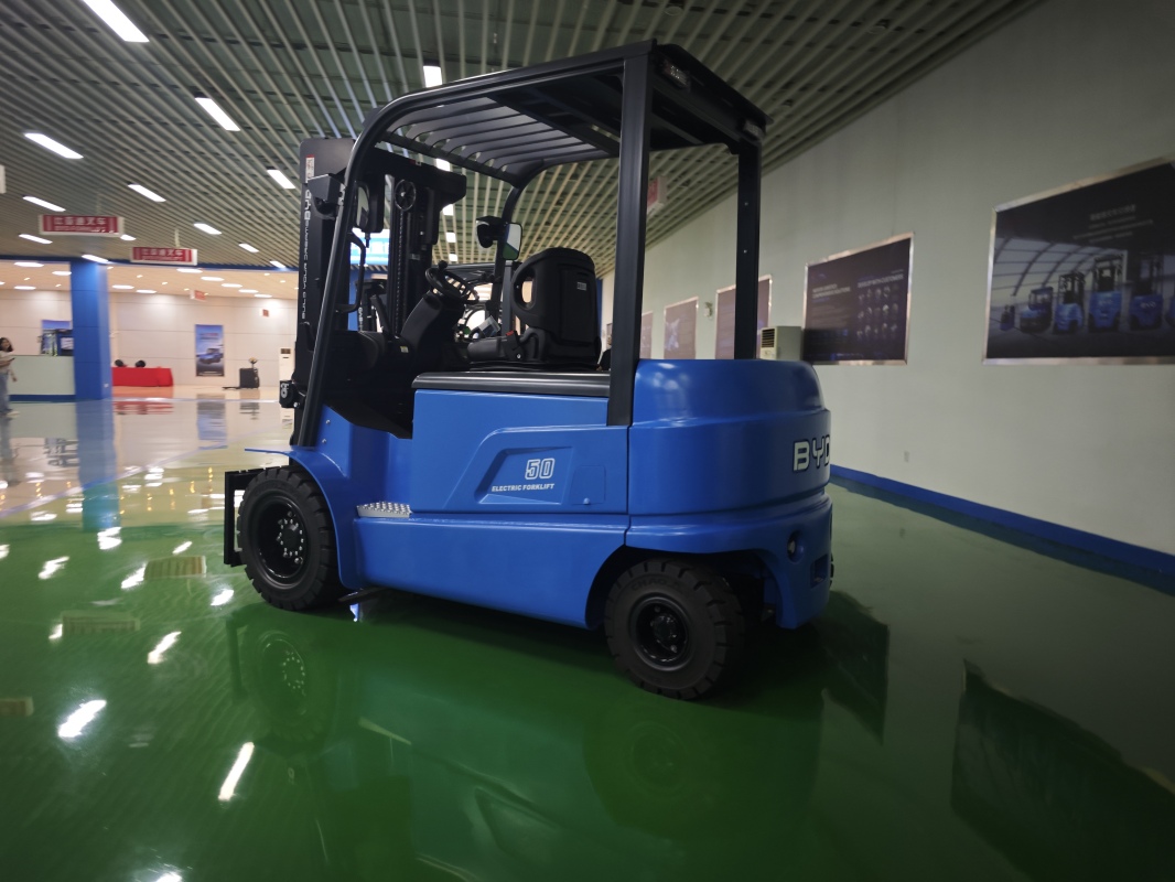 How electric stacker supports pallet stacking and retrieval tasks