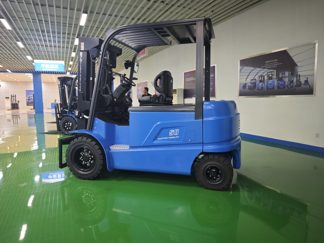 How 2.5 ton electric forklift lithium su