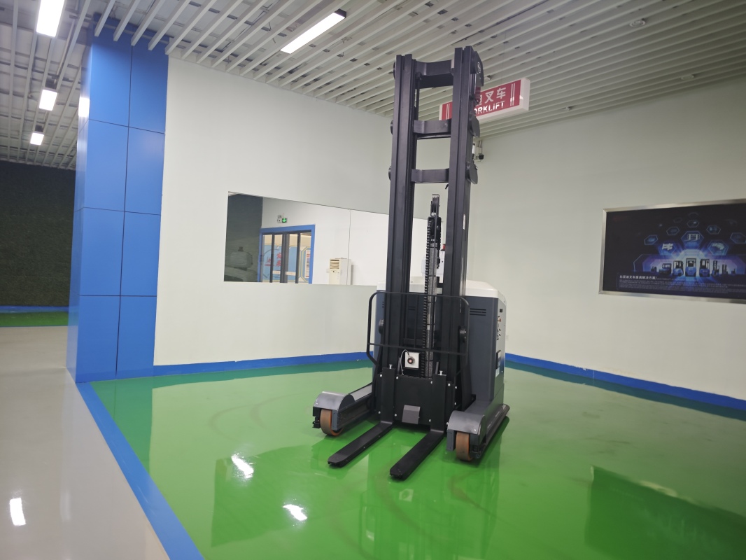Operator comfort design of 2.5 ton 3 wheel electric forklift for long shifts