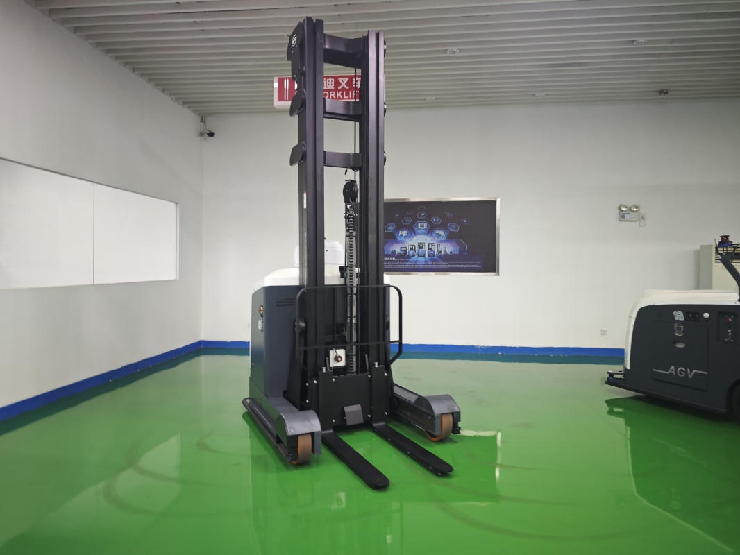 Which is better electric or diesel forklift for seasonal peak demand scenarios?