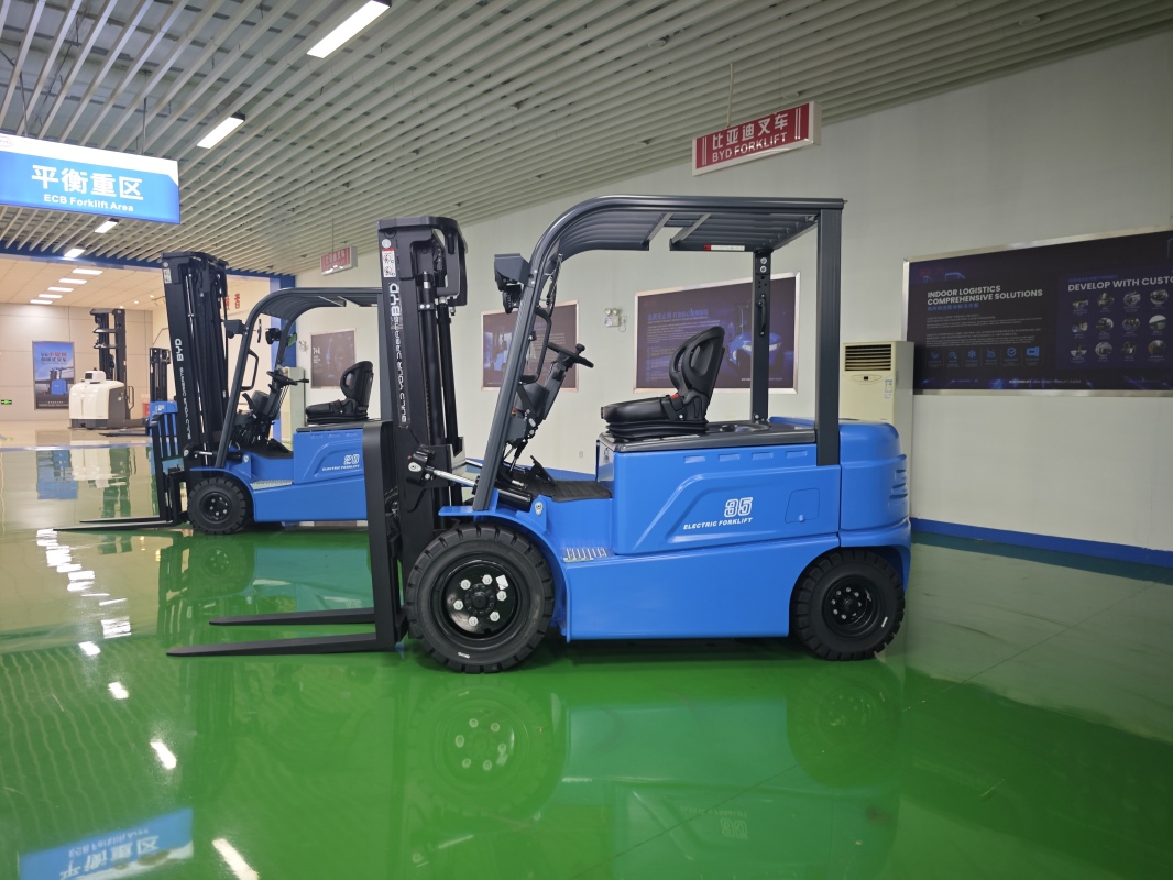 How fulfillment center forklift fits automated fulfillment auxiliary work