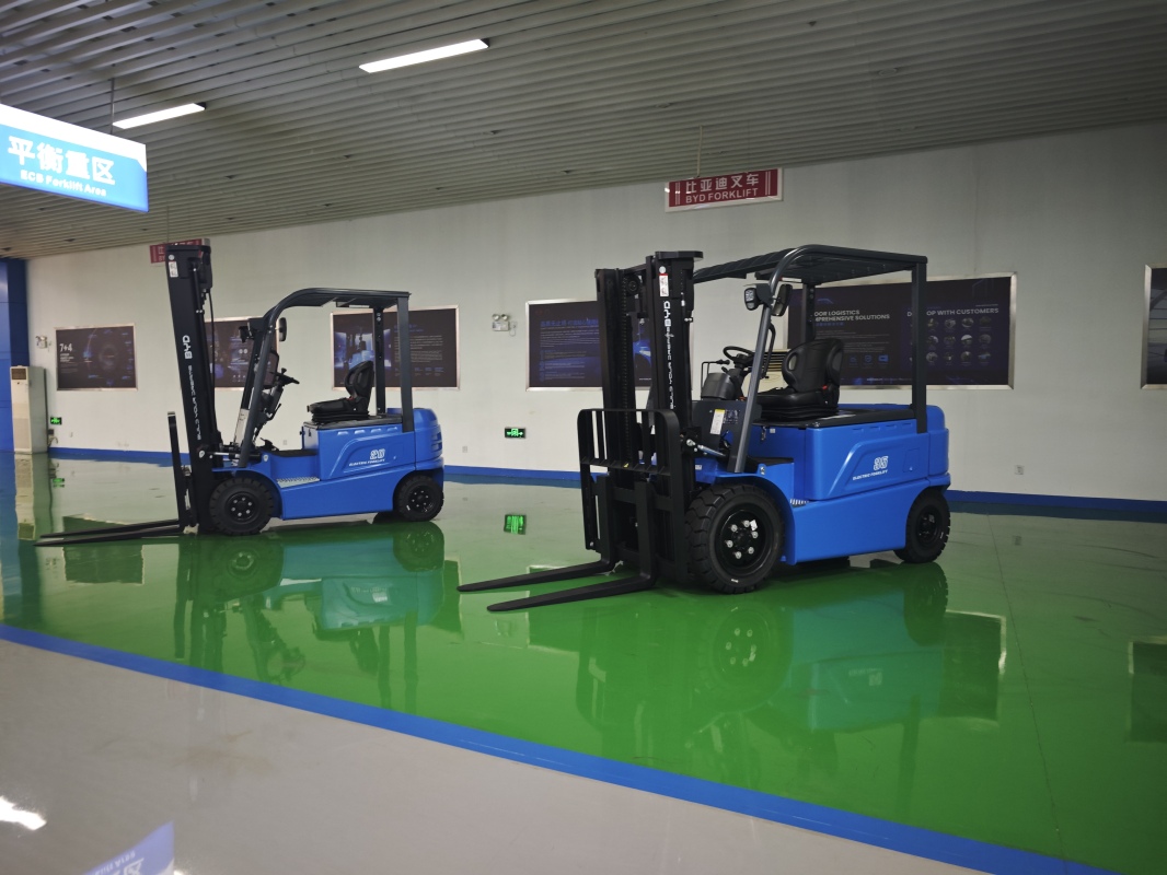 Aisle width requirement for 1.5 ton 3 wh