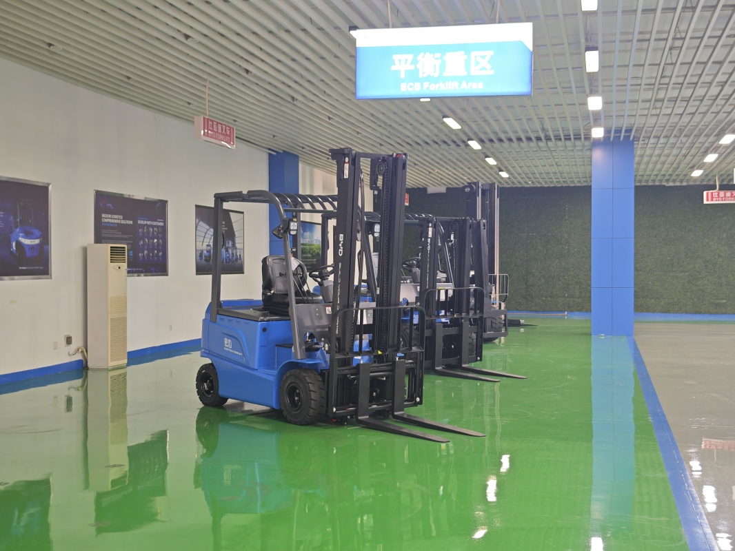 Forklift battery comparison: long-term p