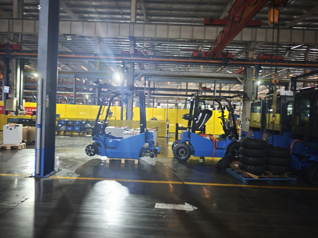 Forklift battery comparison: daily opera