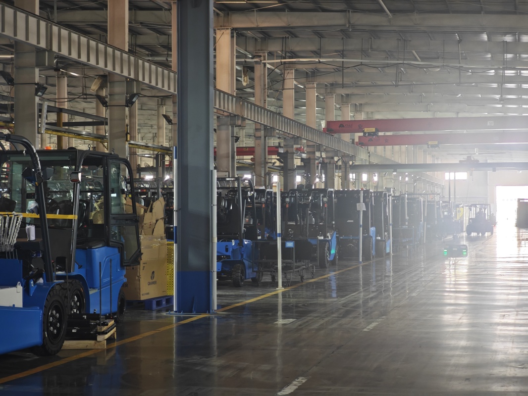 Energy saving performance of fulfillment center forklift in long-hour use