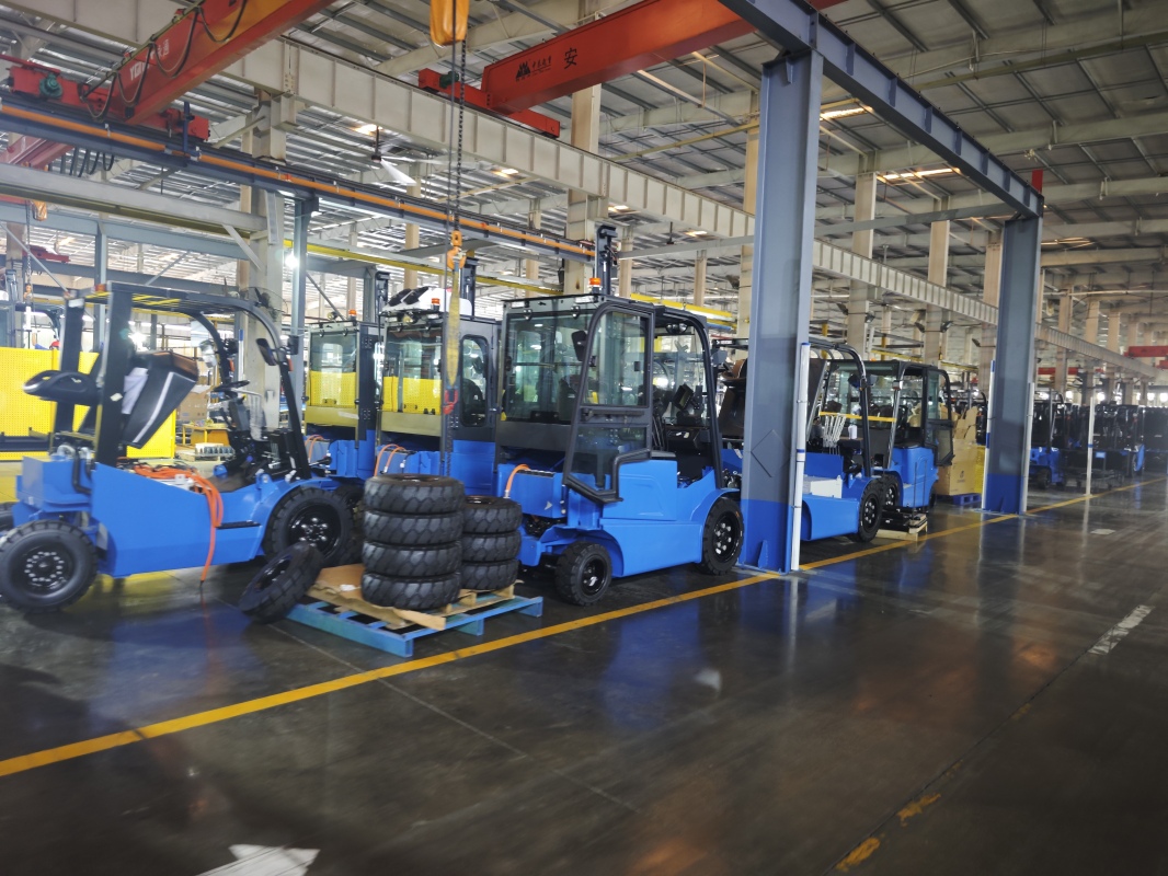 Noise level control of narrow aisle reach truck for indoor operation