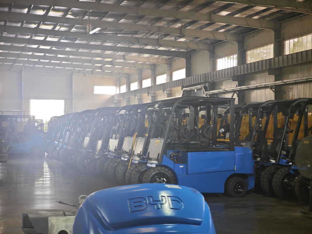 How stand up reach truck adapts to frequent entry and exit of aisles