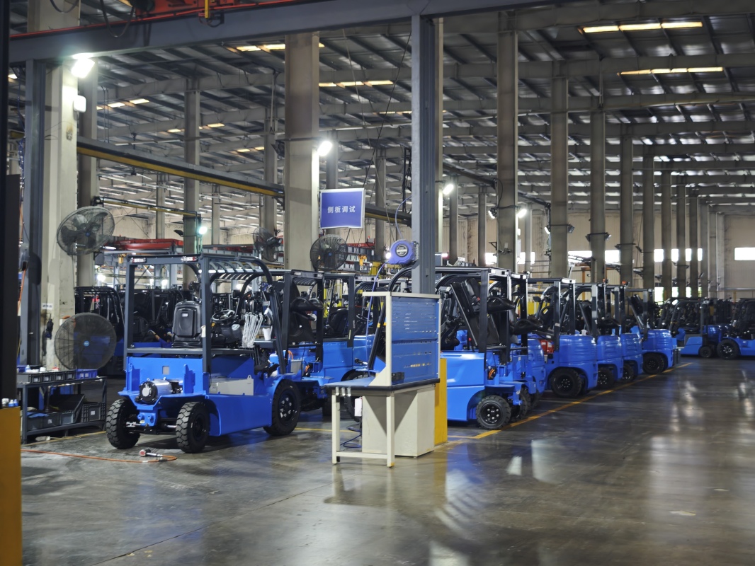 Lithium Electric Forklifts for Batam Free Trade Zone: Local Supplier with Fast Delivery(รูป1) Lithium Electric Forklifts for Batam Free Trade Zone: Local Supplier with Fast Delivery(รูป1)