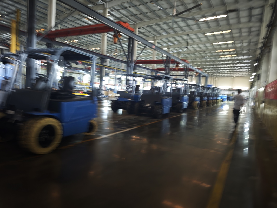 Core load capacity of 5 ton heavy duty electric forklift for industrial tasks(Image1) Core load capacity of 5 ton heavy duty electric forklift for industrial tasks(Image1)
