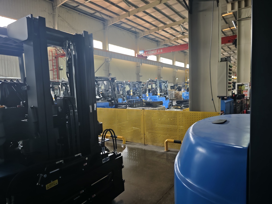 How to pick the right forklift for food and pharmaceutical warehouse standards