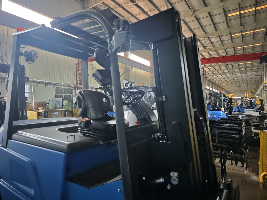 Stability performance of 5 ton electric forklift under full load conditions(Image1) Stability performance of 5 ton electric forklift under full load conditions(Image1)