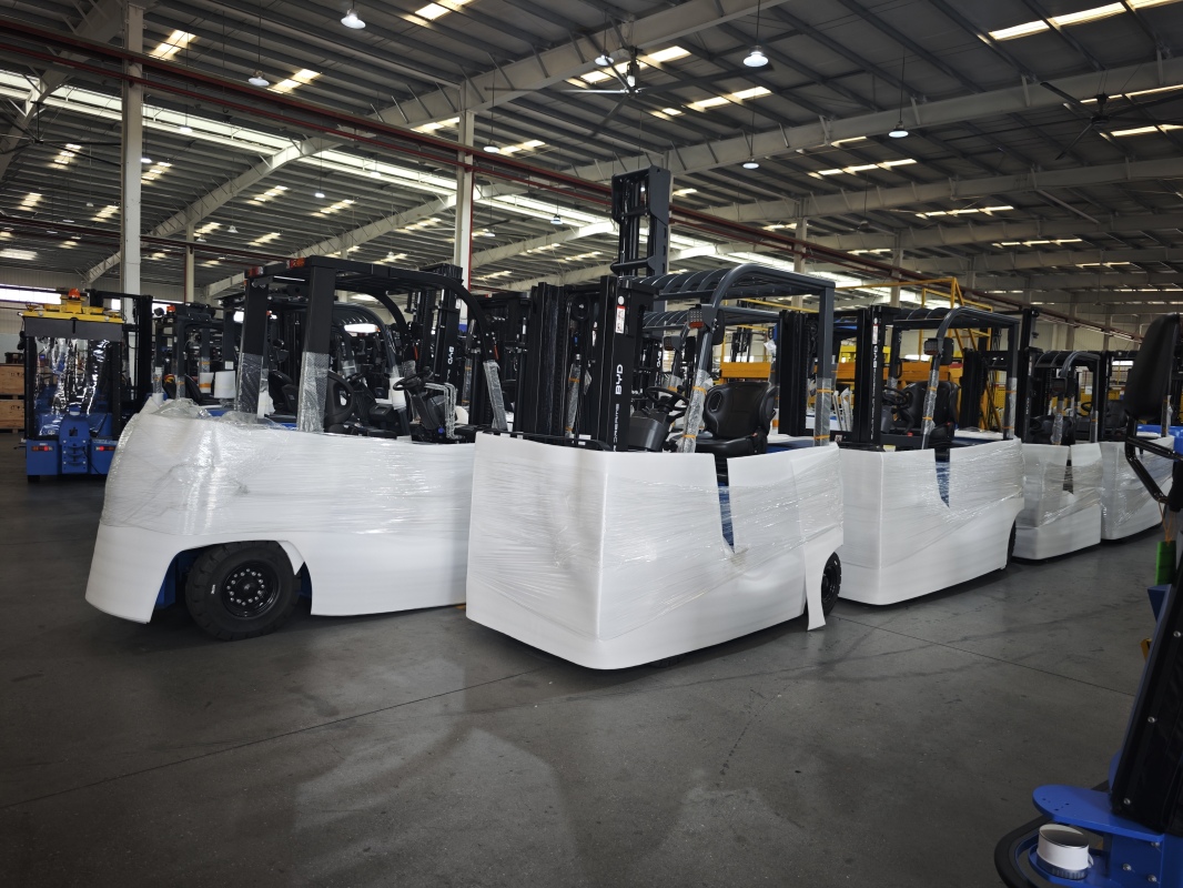 Bigger Battery or Faster Charging? Planning Forklift Power Uptime(Image1) Bigger Battery or Faster Charging? Planning Forklift Power Uptime(Image1)