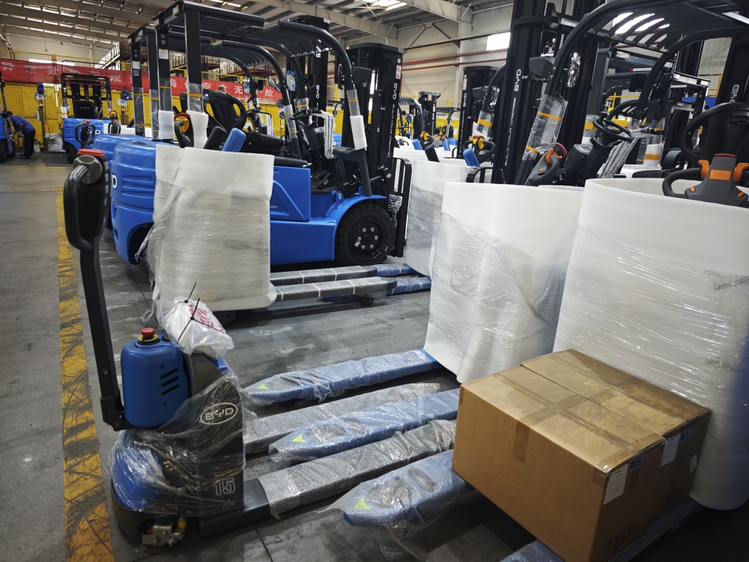 Small Turning Circle Forklifts for Tight Indoor Spaces(그림1) Small Turning Circle Forklifts for Tight Indoor Spaces(그림1)