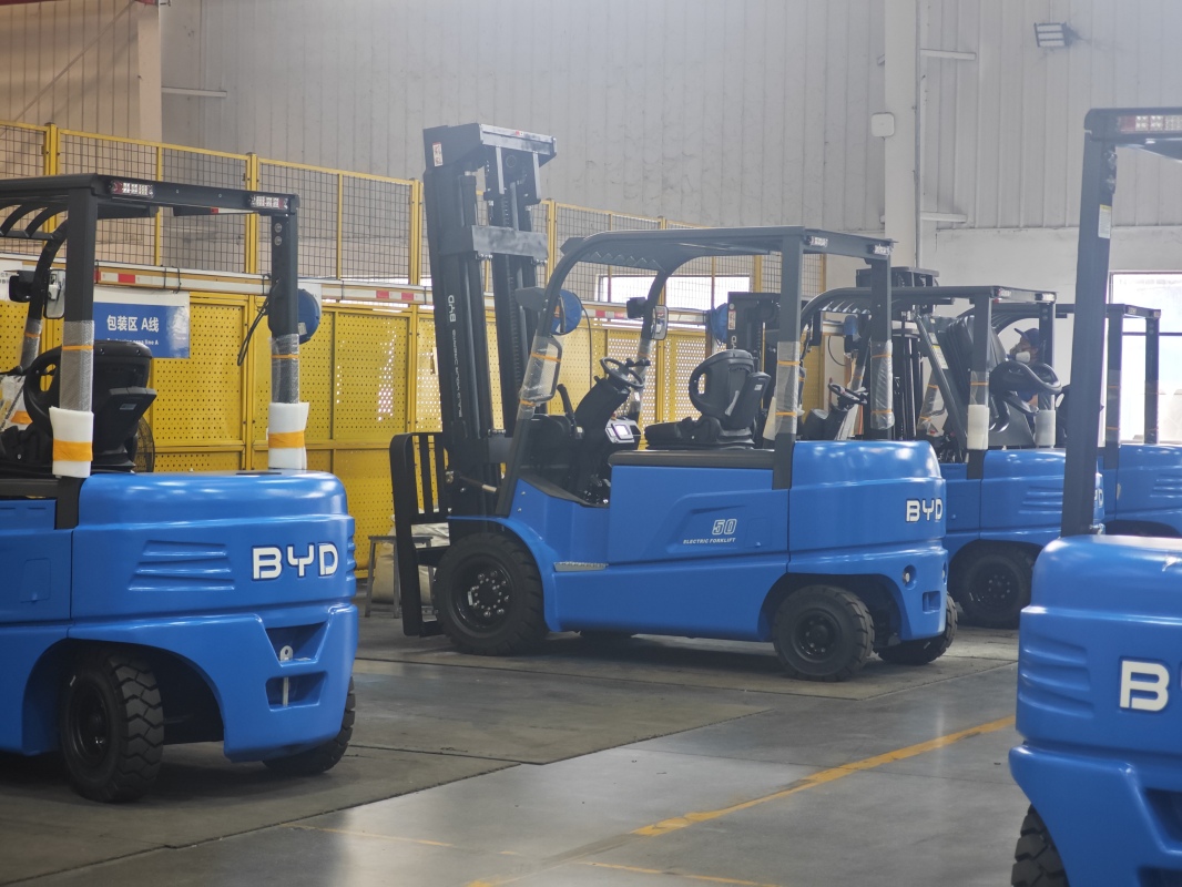 Lead acid vs lithium forklift: space and