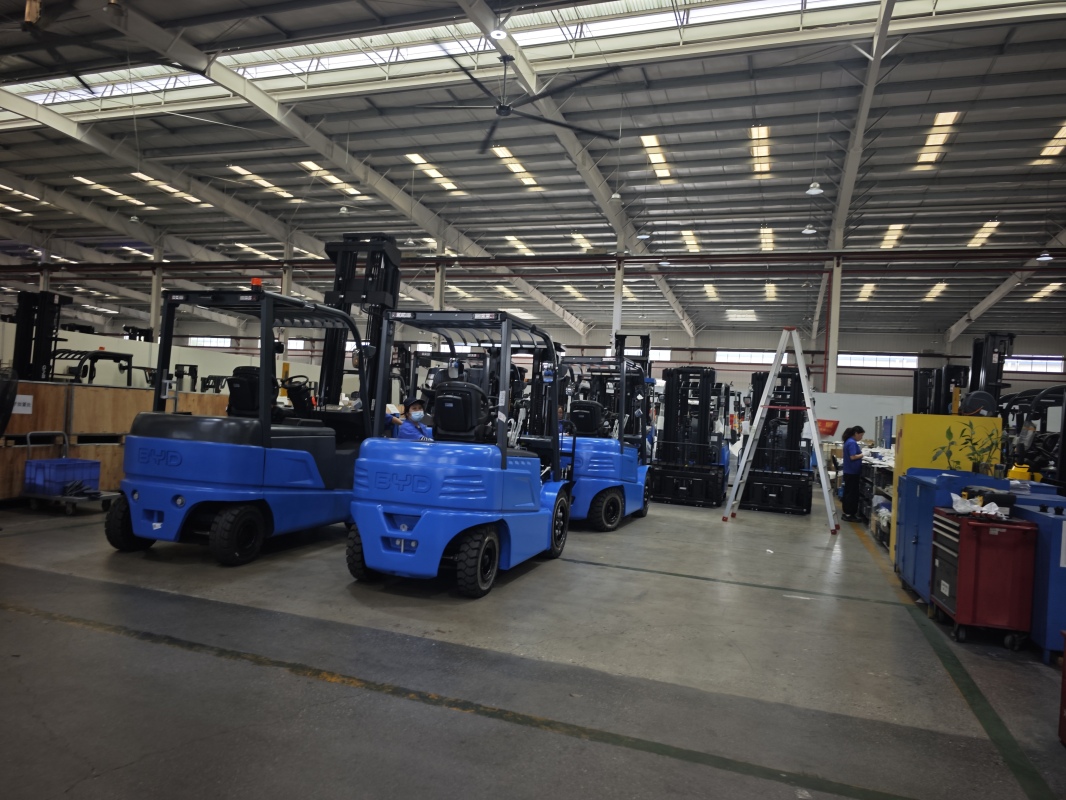 How lithium iron phosphate forklift battery adapts to harsh industrial sites