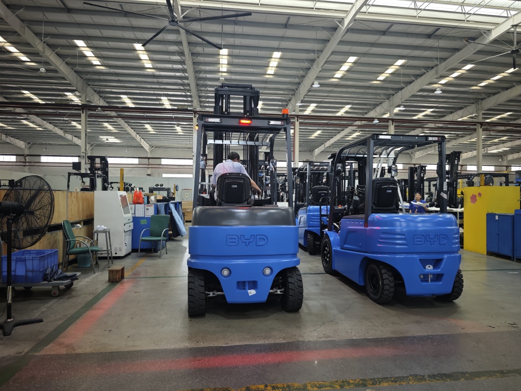 Application scenarios where large capacity electric forklift shows core value(Image1) Application scenarios where large capacity electric forklift shows core value(Image1)