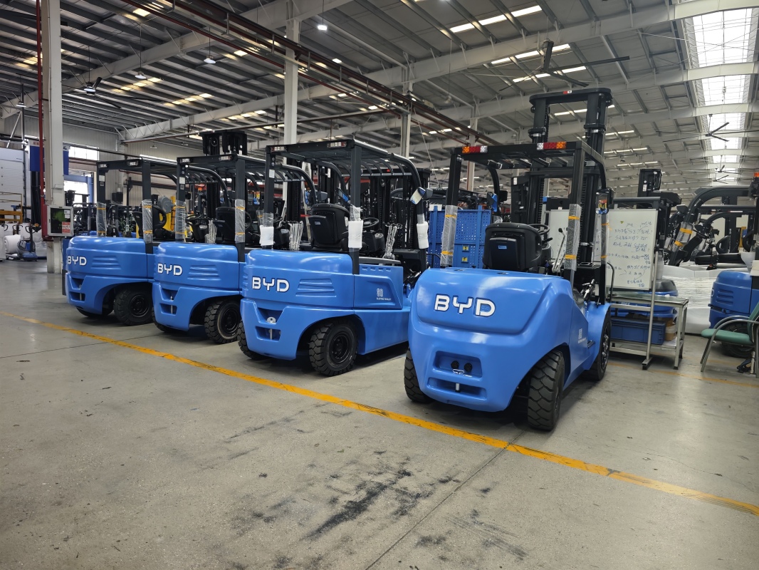 Lifting speed reference in forklift lift
