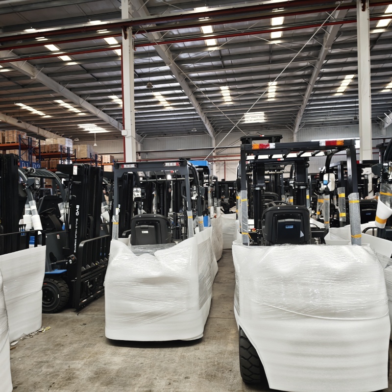 How electric pallet truck adapts to different pallet size specifications(Image1) How electric pallet truck adapts to different pallet size specifications(Image1)