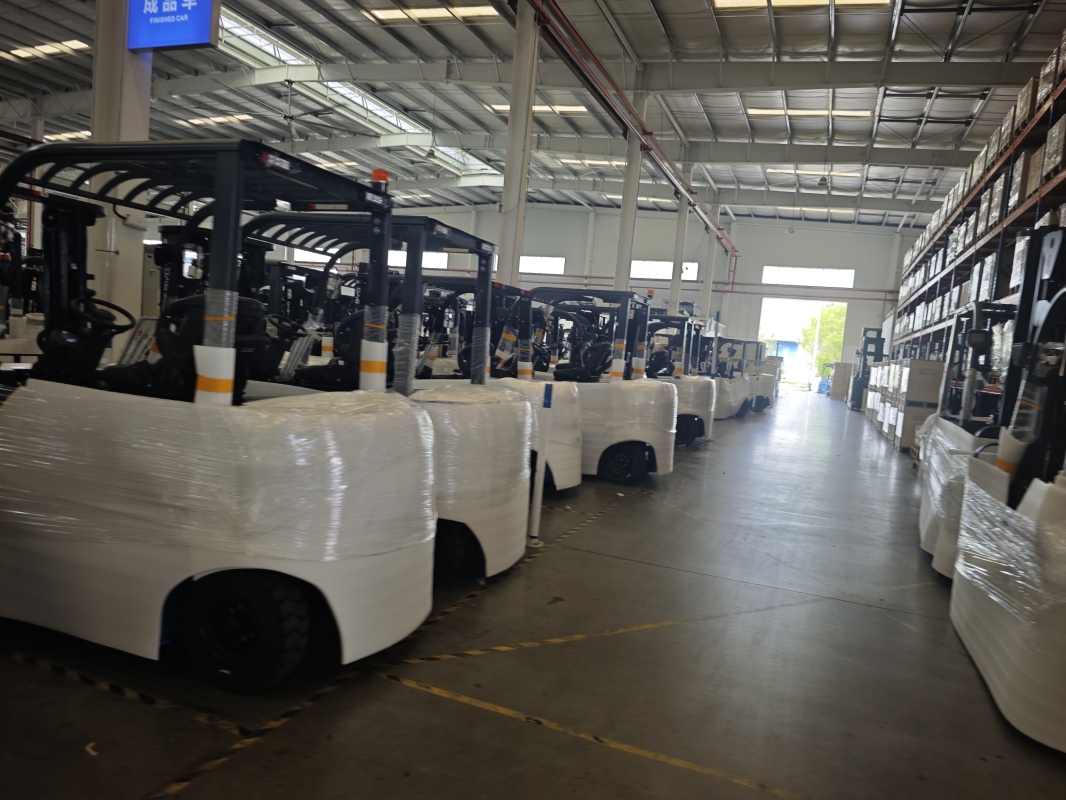 Maneuverability features of 3 wheel electric forklift 3 ton for flexible operati