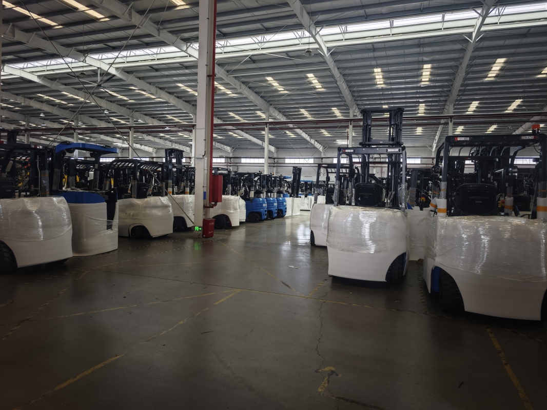 Practical application of powered pallet truck for light-duty goods transportation(Image1)