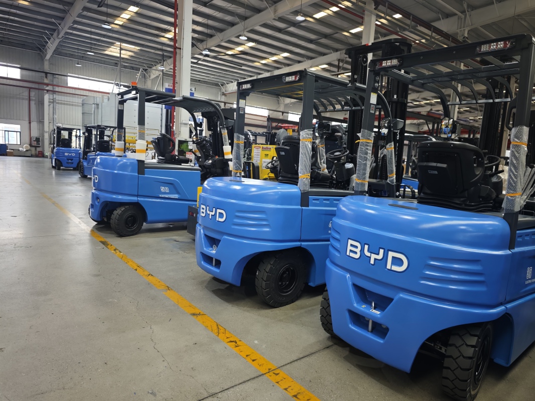LiFePO4 vs lithium ion forklift: attenuation speed comparison