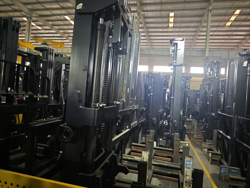 Application advantages of narrow aisle reach truck for dense warehouse storage(Image1) Application advantages of narrow aisle reach truck for dense warehouse storage(Image1)