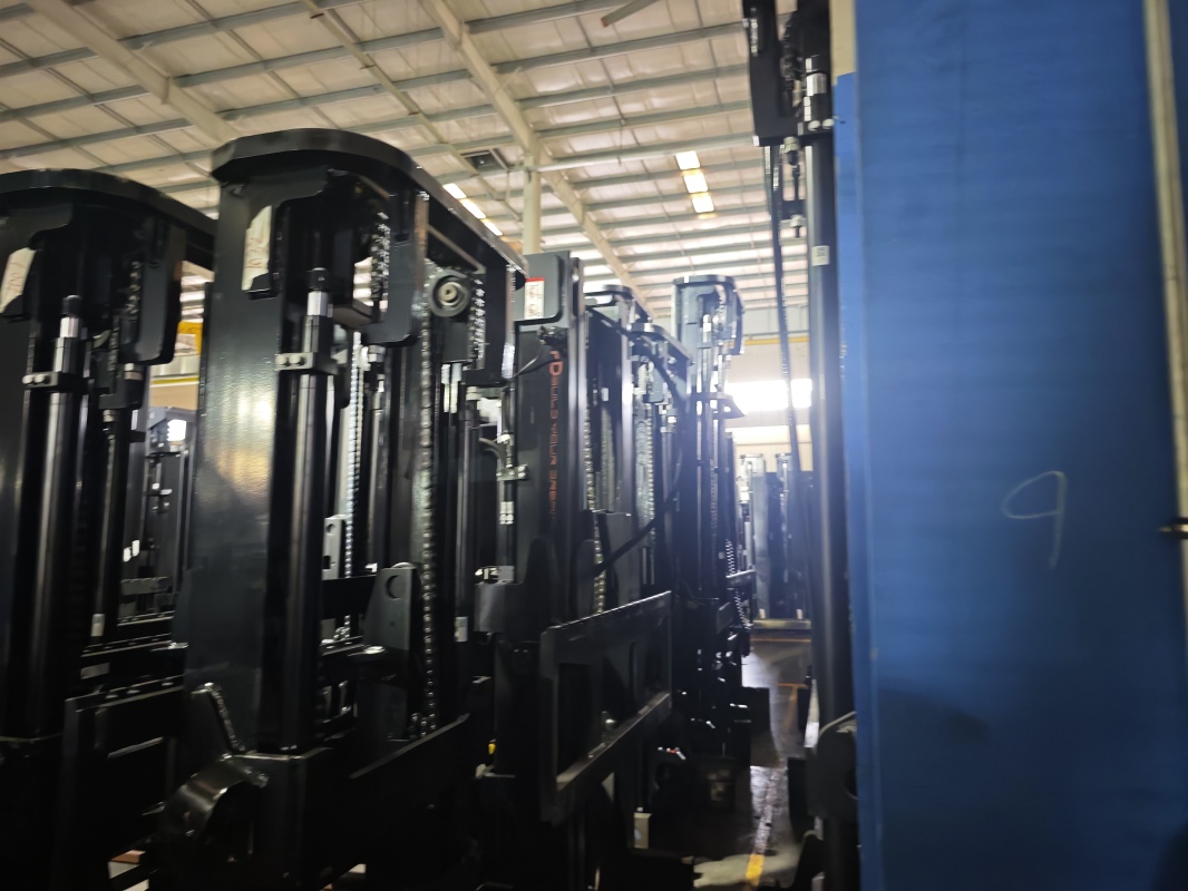 How very narrow aisle forklift performs 