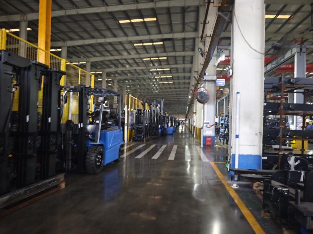 How electric stacker forklift reduces physical burden on warehouse staff