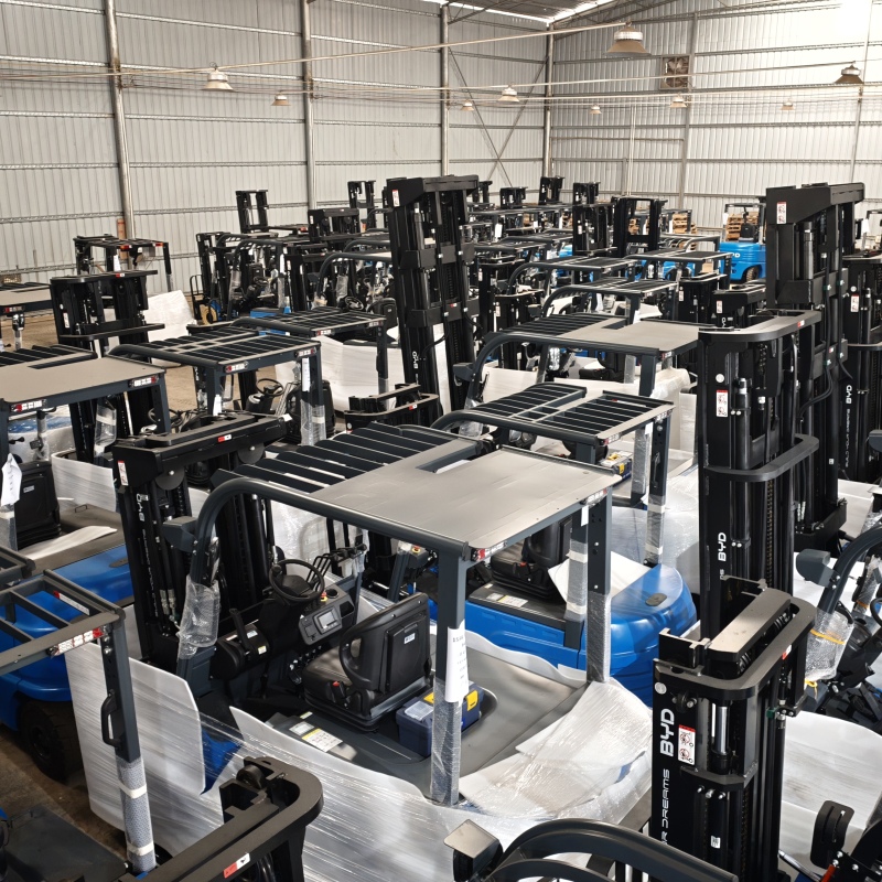 Safety Equipment at Electric Forklift Charging Stations(圖1) Safety Equipment at Electric Forklift Charging Stations(圖1)