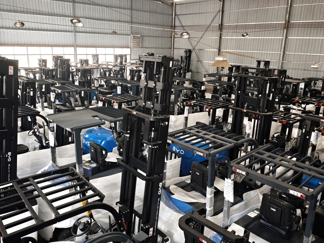 How reach truck performs in mixed storage and picking workflows