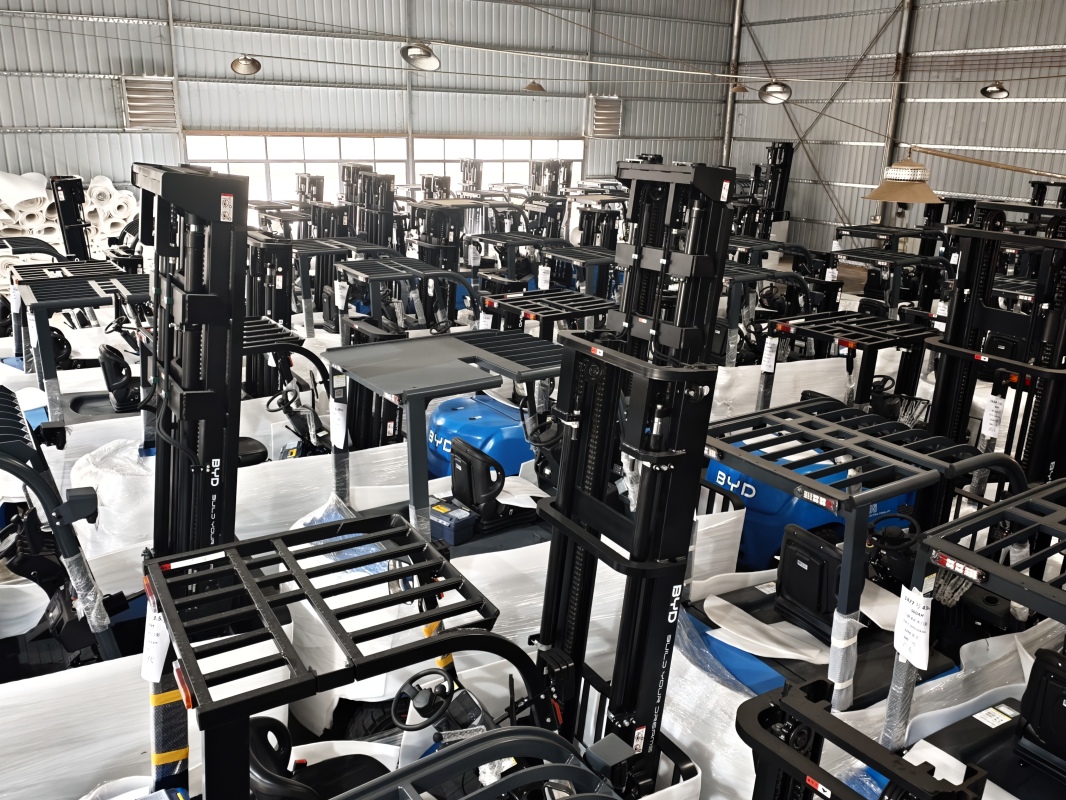 How reach truck cooperates with other equipment in warehouse logistics flow