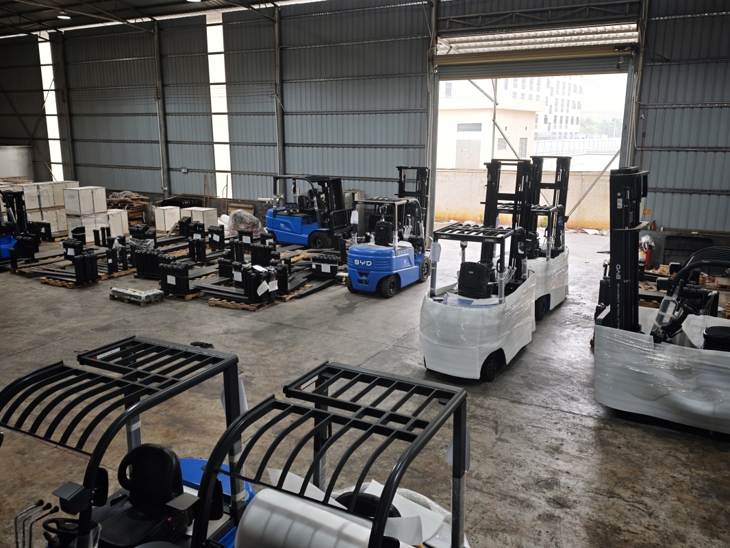 Electric forklift safety accident‑pre‑warning‑signal‑recognition for‑on‑site‑for